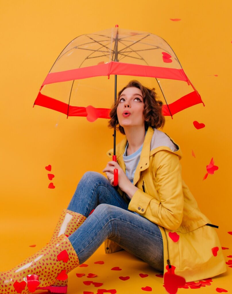 chica blanca con paraguas posando bajo la lluvia del corazon foto de estudio de mujer joven atractiva disfrutando de la sesion de fotos en el dia de san valentin